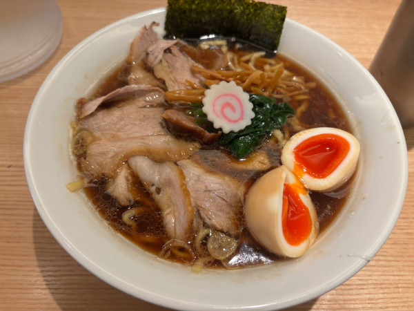 「味玉醤油半チャーシュー麺」@長岡食堂 東京ラーメン横丁店の写真