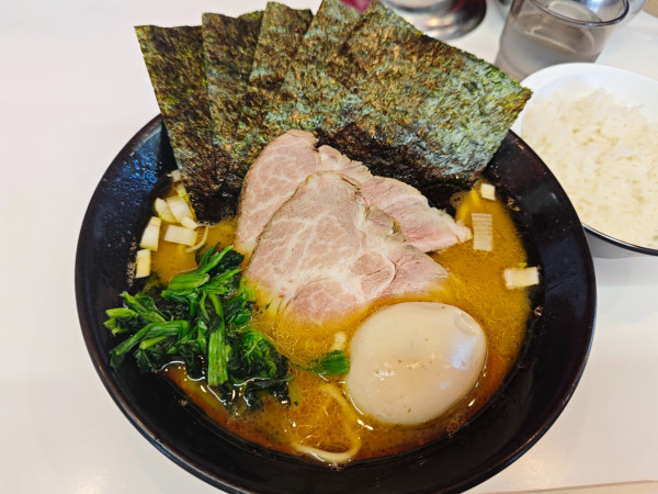 「特製ラーメン 硬め濃いめ多め ライス」@ラーメン 塚田家の写真