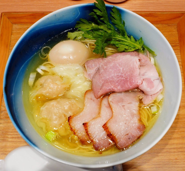 「【柳麺 呉田】鹿野地鶏と川俣シャモの塩SOBA+真っ赤卵味玉+生」@ラーメンWalkerキッチンの写真