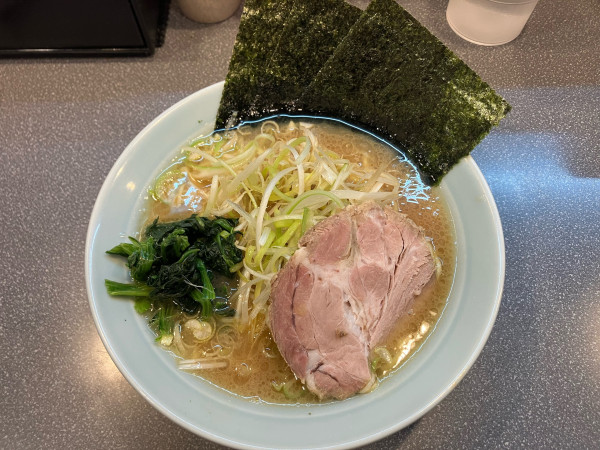 「ネギラーメン1050円＋半ライス100円」@ラーメン 岡村屋の写真
