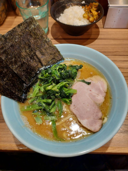 「ラーメン中＋レン草＋ライス」@横浜らーめん渡来武 総本店の写真