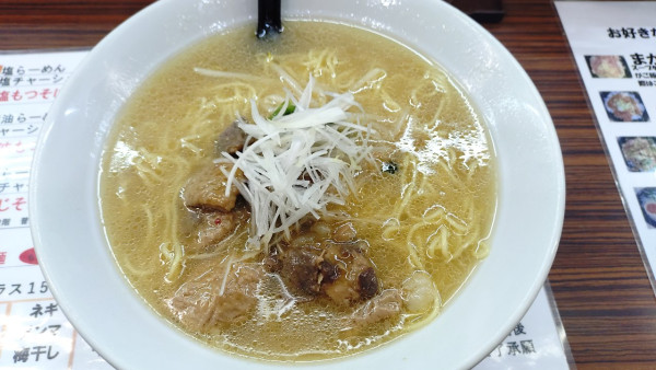 「塩もつそば(大盛・1040円・メンマ抜)」@もつの屋の写真