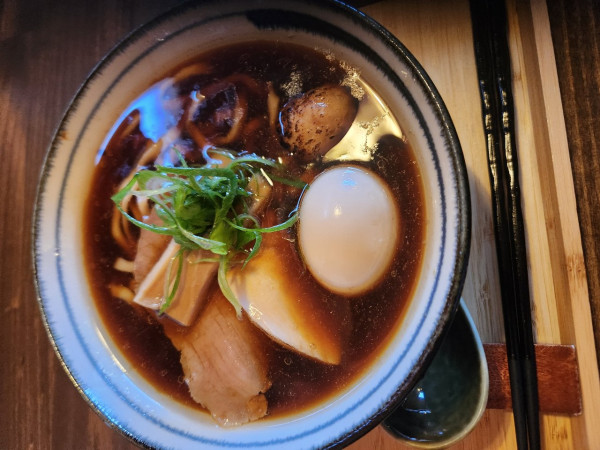 「味玉地鶏醤油そば」@鶏と貝 MUUの写真