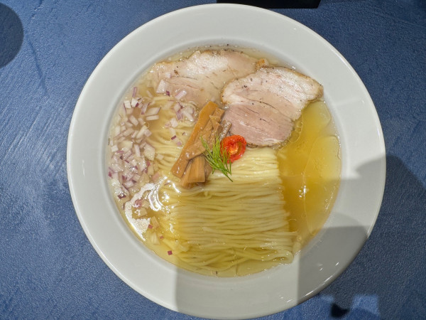 「塩ラーメン　クラシック➕ムール貝のあえ玉（ハーフ）」@Ramen金碧の写真