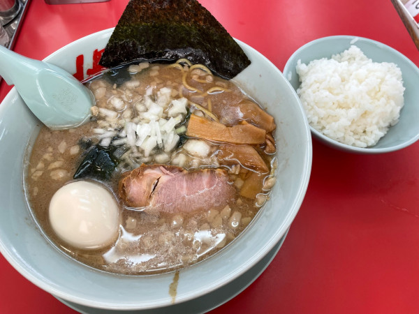 「プレミアム醤油とんこつラーメン ¥960」@ラーメン山岡家 愛知刈谷店の写真