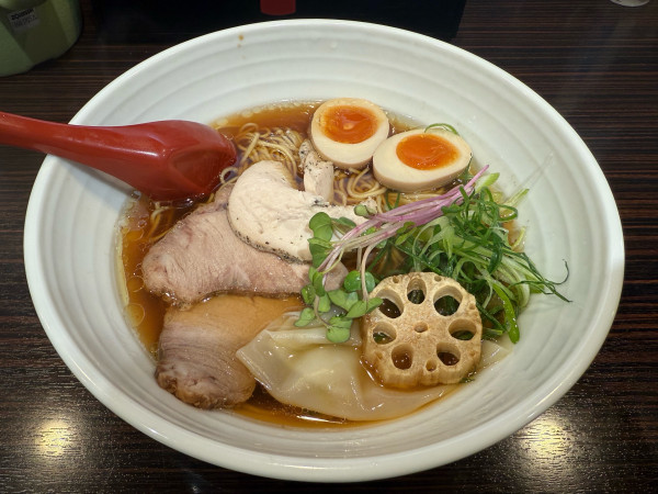 「贅沢　黒糸中華そば」@中華そば 糸の写真