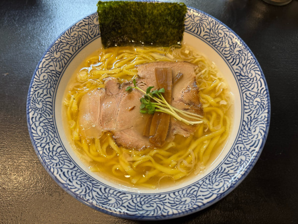 「煮干しラーメン 平打ち麺　935円」@煮干しラーメン まるにぼ 周南店の写真