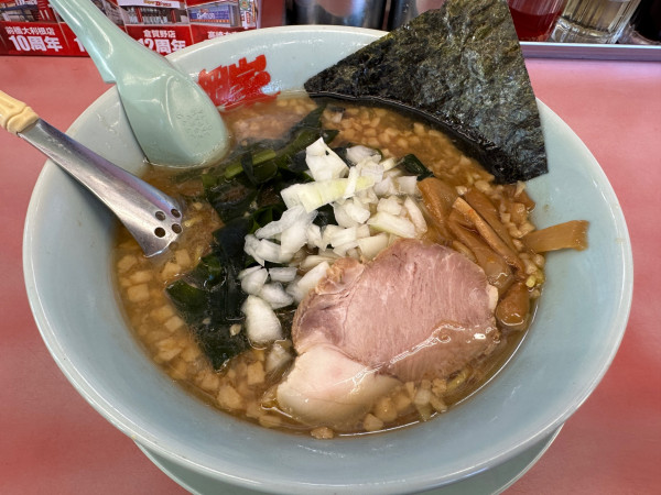 「プレミアム醬油とんこつラーメン（並盛・麺150g）960円」@ラーメン山岡家 高崎西店の写真