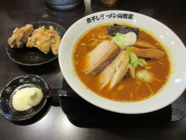 「辛煮干し豚骨ラーメン（８５０円）唐揚げ２７０円クーポンチャー」@煮干しラーメン山岡家 荒川沖店の写真