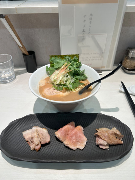 「ご褒美ラーメン　トッピング銀の春菊」@ナナメ上をゆくの写真