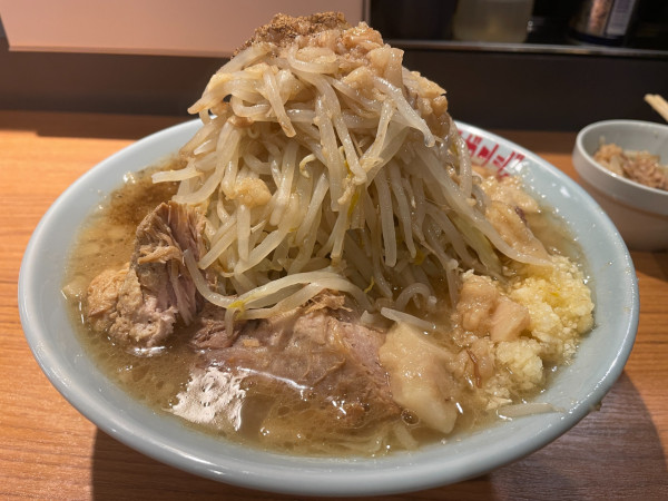 「ラーメン・少な目：950円」@メガガンジャ JR川越駅店の写真