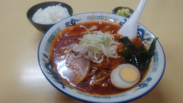 「鉄火麺９００円＆小ライス１００円」@味源 河辺店の写真