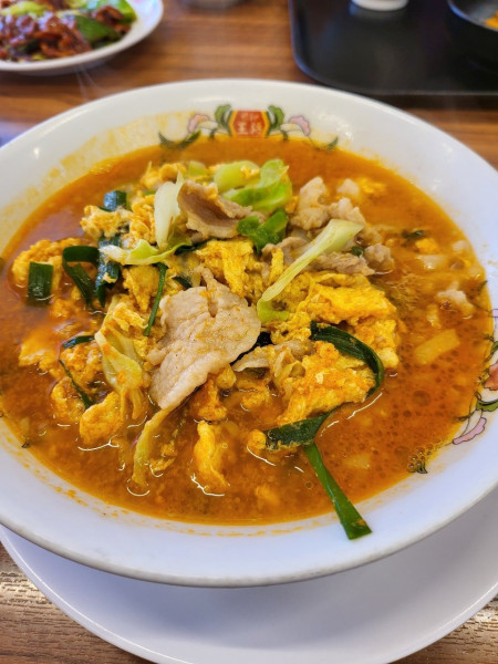 「豚辛ラーメン」@餃子の王将 諏訪店の写真