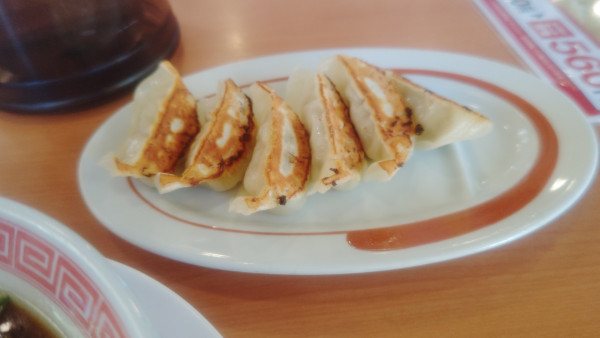 「限定ブラックフライデー富山ブラックセットの餃子」@野菜らーめん 幸楽苑 青梅店の写真