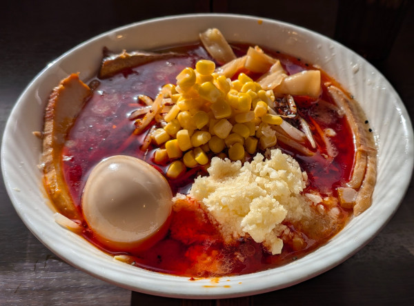 「辛味噌ラーメン　味玉」@つけ麺 弥七の写真