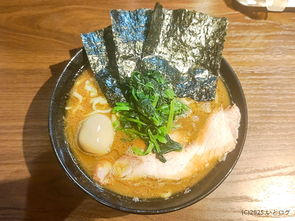 「ラーメン 大盛（＋半熟玉子）」@横浜家系らーめん 輝道家 水道橋駅前店の写真