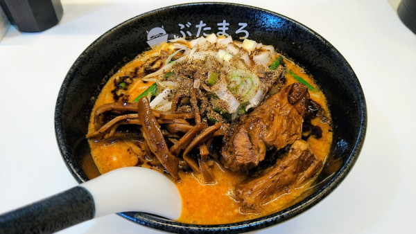 「辛味噌らーめん(中辛・シビ増し)」@らーめん ぶたまろの写真