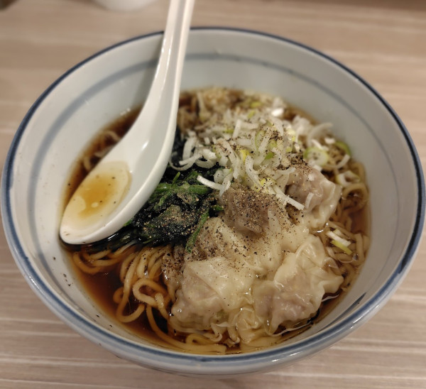 「ワンタンメン 780円」@パンダ 梅屋敷店の写真