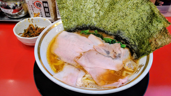 「ラーメン(味濃いめ･麺硬め)+海苔･辛子高菜(サービス)」@大輝家直系 麺屋 旭の写真