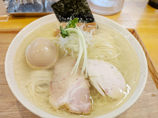 「味玉鶏塩らぁ麺（1,040円）＋大盛り（180円）」@MENYA NAKAGAWAの写真