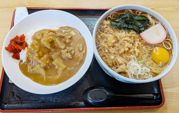 「カレーセット たぬきそば大（1,100円）＋生卵（50円）」@尾張屋の写真