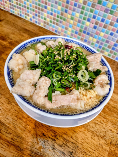 「和牛モツニラそば」@中華蕎麦 丸め 東久留米店の写真