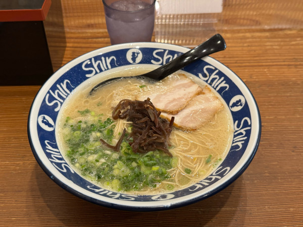 「博多ShinShinらーめん」@博多らーめん ShinShin 天神本店の写真