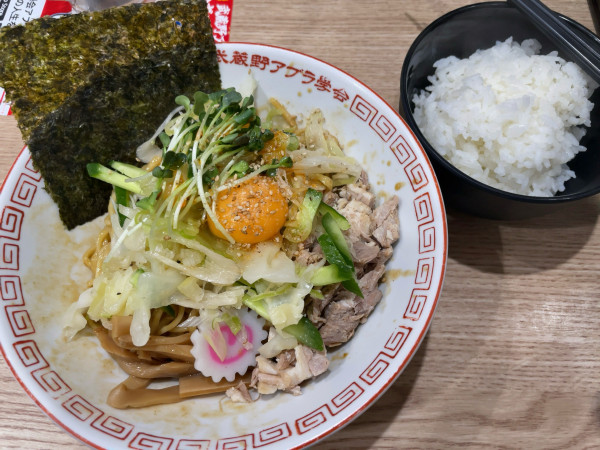 「冷やし油そば+生卵」@武蔵野アブラ學会 神田店の写真