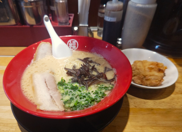 「特製ラーメン+唐揚げ+替え玉」@豚骨らーめん 福の軒 秋葉原店の写真