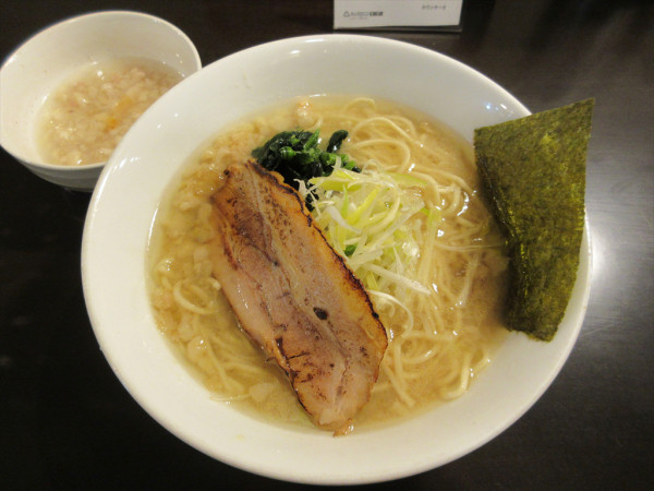 「中華そば（880円）」@濃厚背脂中華そば グンジュウの写真