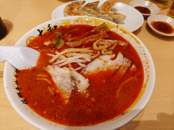 「みそ激辛ラーメン(半麺)1080円 他餃子」@佐野青竹手打ちラーメン 大和の写真