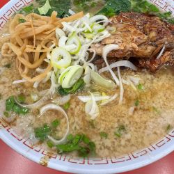 パイカラーメン700円、ハラミ丼小500円