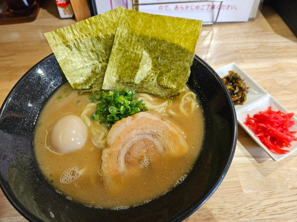 「中太麺とんこつ醤油ラーメン」@豚骨ラーメン すずらんの写真