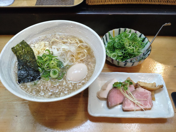 「味玉背脂いりこそば＋たっぷり九条ねぎ＋替え玉」@讃岐ラーメン 香麦 -komugi-の写真