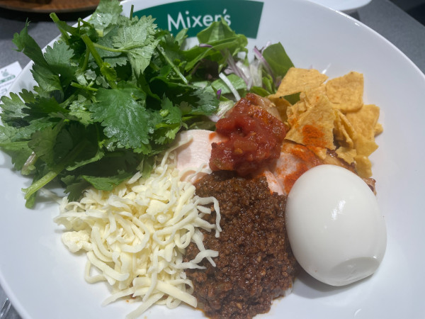 「スパイシーチリチーズ：1690円＋パクチー：350円＋味玉：」@MIXER'S 原宿店の写真