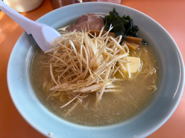 「ネギ塩ラーメン(バター入り)900円」@ラーメンショップ 味源 朝霞店の写真