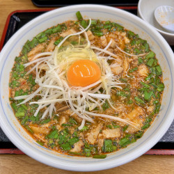 【冬限定】ニラそば（800円）＋ニラ増量（100円）＋生卵（100円）