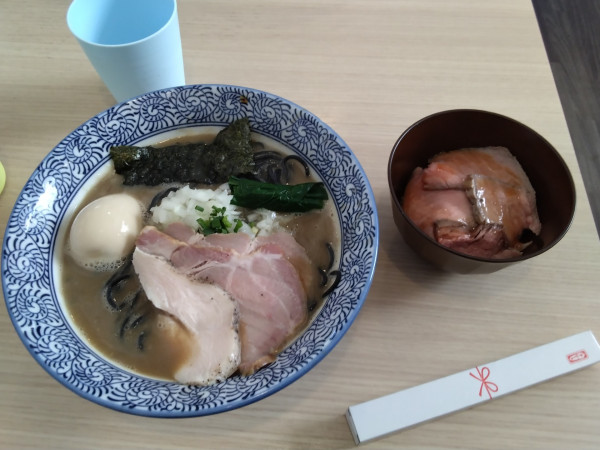 「[5周年限定]豚骨ＢＬＡＣＫ+α」@麺屋いとうの写真