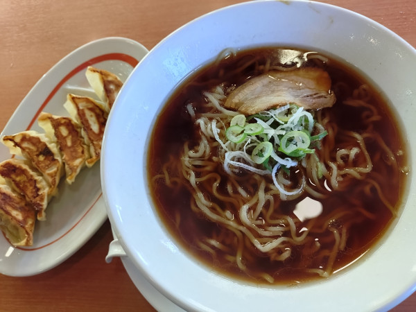 「郡山ブラック素ラーメン+餃子（フライデーフライデーメニュー）」@幸楽苑 調布深大寺店の写真