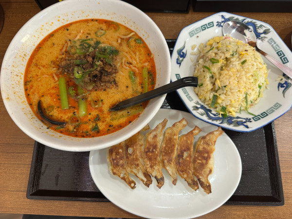 「超得セット（四川風坦々麺＋チャーハン）900円＋餃子200円」@華龍食堂の写真