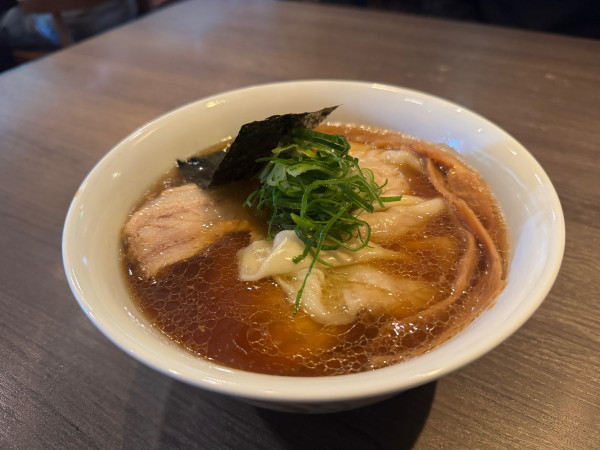 「醤油金華豚チャーシュー麺」@支那そばや 本店の写真