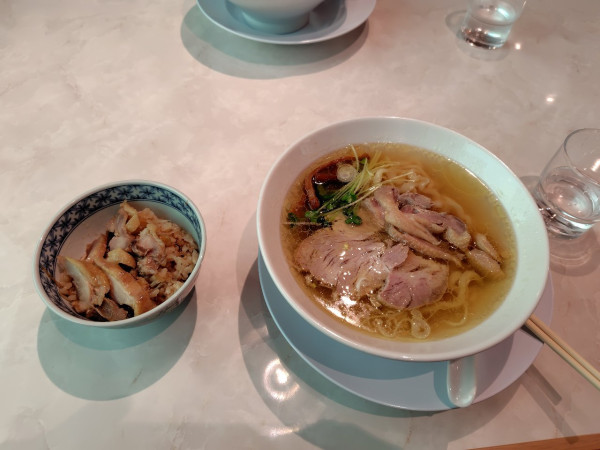 「塩ラーメン+親鶏ごはん」@手打 親鶏中華そば 綾川 練馬三原台店の写真