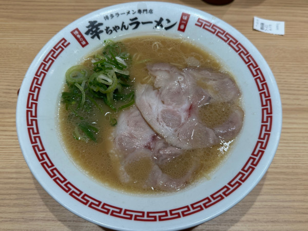 「豚骨ラーメン　麺普通」@幸ちゃんラーメン 福岡空港店の写真