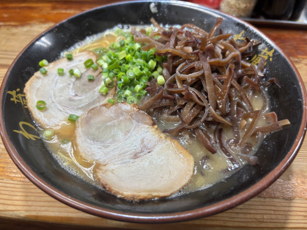 「ラーメン+キクラゲ」@博多とんこつラーメン わ蔵 歌舞伎町店の写真