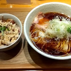 鶏醤油らぁめん（８８０円）