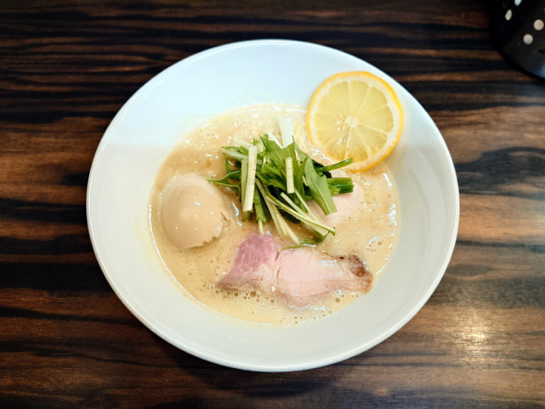 「限定 ホロホロ鳥鳥白湯」@中華そば 梟の写真