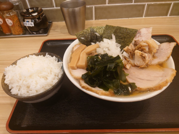 「朝ラーチャーシュー麺大盛り  ライス」@つけ麺大輝の写真