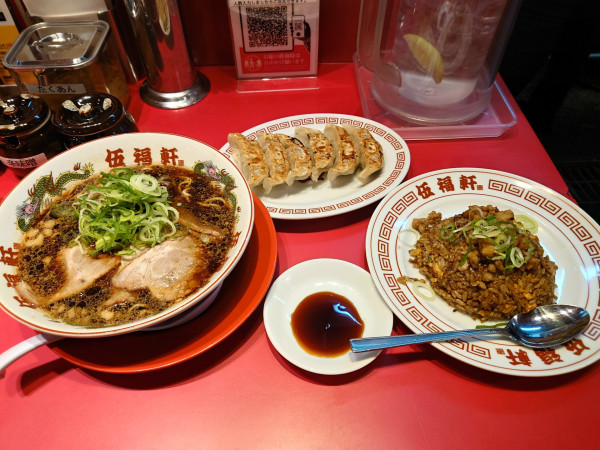 「背脂ラーメン黒チャーハンセット  餃子」@伍福軒 蒲田店の写真