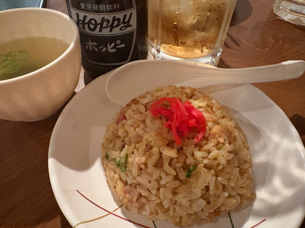 「豚焼飯(スープ付き)420円+手作りギョーザ420円 他」@いせや  北口店の写真