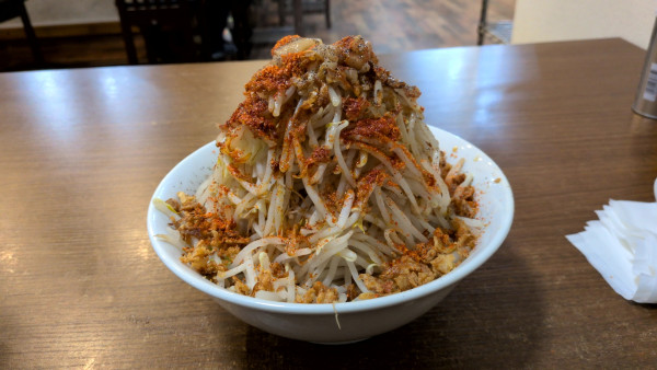 「汁なし1000円野菜マシアブラ少なめ」@麺屋 大金の写真